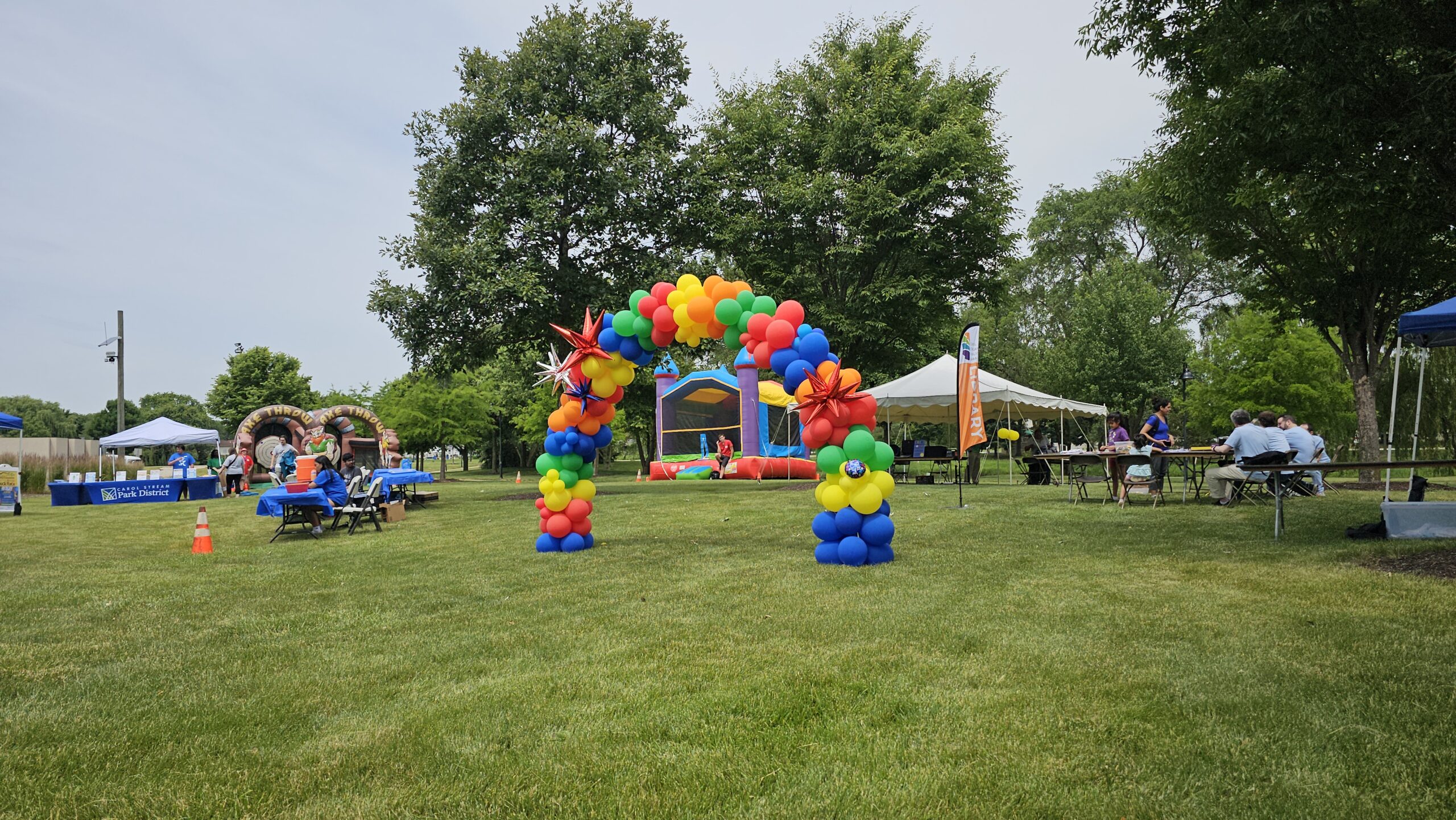 park with balloon arch